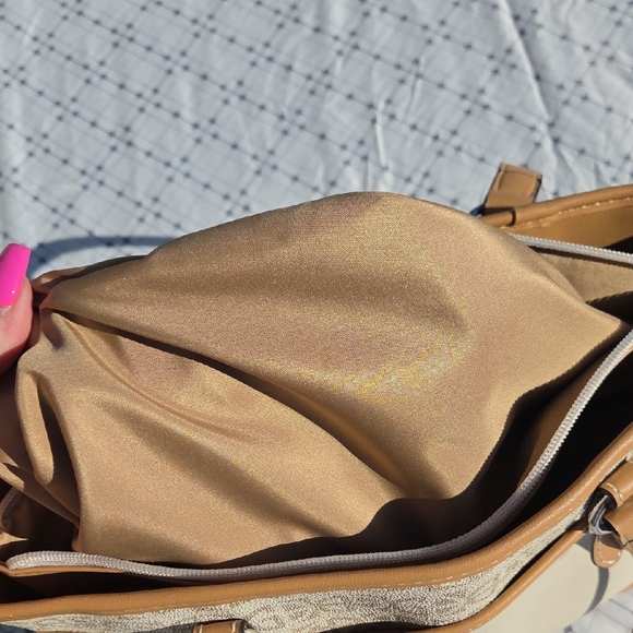 Giani Bernini Tan and Cream Designer Tote - Picture 11 of 16